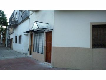 Departamento Tipo Casa entrada indep. Venta 1 AMB Dividido en 2 con patio RECICLADO A NUEVO
