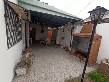 ALQUILER CASA TIPO P.H. AL FRENTE