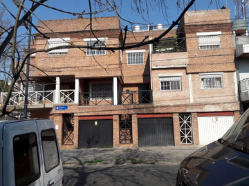 Departamento Triplex en Venta en Caballito, 4 ambientes 4 baños 150 m2 + balcón, patio, terraza, parrilla, 2 cocheras – Galicia 1900