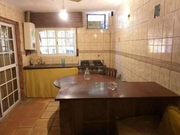 Excelente esquina , con 6 departamentos totalmente independientes , con todos los servicios. IDEAL INVERSOR Y/ O FAMILIAS