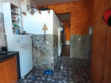 Excelente esquina , con 6 departamentos totalmente independientes , con todos los servicios. IDEAL INVERSOR Y/ O FAMILIAS