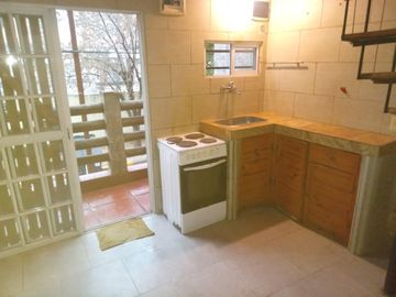 Excelente esquina , con 6 departamentos totalmente independientes , con todos los servicios. IDEAL INVERSOR Y/ O FAMILIAS
