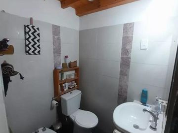 Excelente esquina , con 6 departamentos totalmente independientes , con todos los servicios. IDEAL INVERSOR Y/ O FAMILIAS