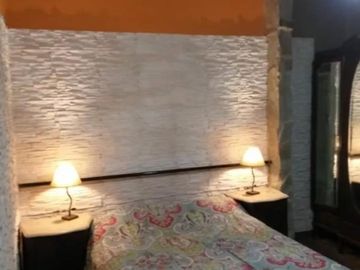 Excelente esquina , con 6 departamentos totalmente independientes , con todos los servicios. IDEAL INVERSOR Y/ O FAMILIAS