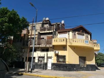 Excelente esquina , con 6 departamentos totalmente independientes , con todos los servicios. IDEAL INVERSOR Y/ O FAMILIAS