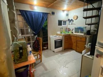 Excelente esquina , con 6 departamentos totalmente independientes , con todos los servicios. IDEAL INVERSOR Y/ O FAMILIAS