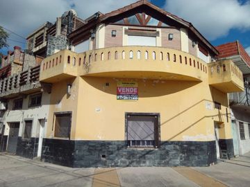 Excelente esquina , con 6 departamentos totalmente independientes , con todos los servicios. IDEAL INVERSOR Y/ O FAMILIAS