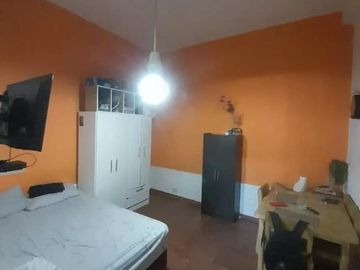 Excelente esquina , con 6 departamentos totalmente independientes , con todos los servicios. IDEAL INVERSOR Y/ O FAMILIAS