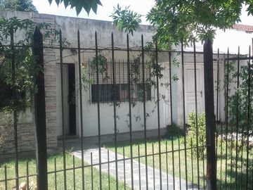VENTA CASA 4 AMBIENTES MERLO NORTE