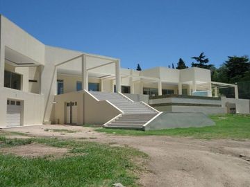 MAGNÍFICA CASA CON COSTA AL LAGO EN VILLA CARLOS PAZ, 45 mts de Costa Directa, Barrio Villa del Lago
