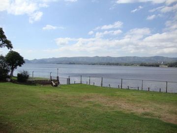 MAGNÍFICA CASA CON COSTA AL LAGO EN VILLA CARLOS PAZ, 45 mts de Costa Directa, Barrio Villa del Lago