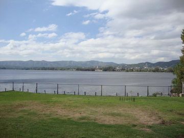 MAGNÍFICA CASA CON COSTA AL LAGO EN VILLA CARLOS PAZ, 45 mts de Costa Directa, Barrio Villa del Lago