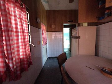 EXCELENTE PH EN ESQUINA CON 2 DORMITORIOS, LIVING, COCINA COMEDOR, BAÑO COMPLETO Y PATIO.