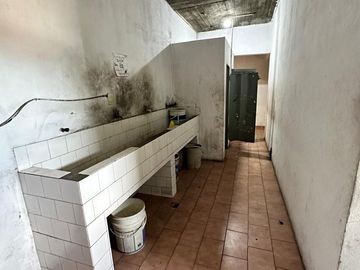 ALQUILER - RAMOS MEJIA - GALPON 580 m2 CON OFICINA - VESTUARIOS