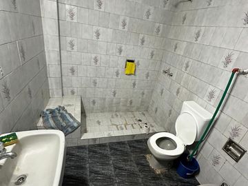 ALQUILER - RAMOS MEJIA - GALPON 580 m2 CON OFICINA - VESTUARIOS