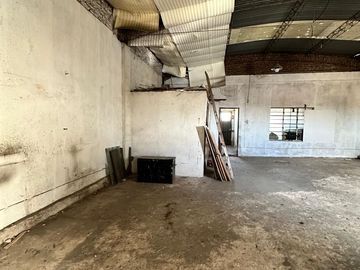 ALQUILER - RAMOS MEJIA - GALPON 580 m2 CON OFICINA - VESTUARIOS