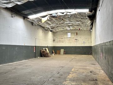 ALQUILER - RAMOS MEJIA - GALPON 580 m2 CON OFICINA - VESTUARIOS