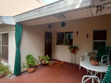 Casa con Cochera, Jardín y Fondo Libre en el Corazón de Ciudad Jardín