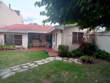 Casa con Cochera, Jardín y Fondo Libre en el Corazón de Ciudad Jardín