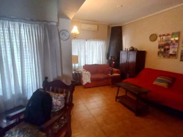 Casa con Cochera, Jardín y Fondo Libre en el Corazón de Ciudad Jardín