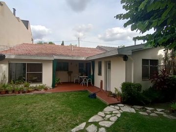 Casa con Cochera, Jardín y Fondo Libre en el Corazón de Ciudad Jardín