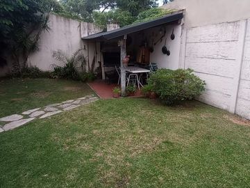 Casa con Cochera, Jardín y Fondo Libre en el Corazón de Ciudad Jardín