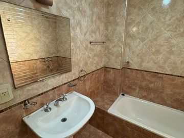 Excelente departamento 2 amplios ambientes en primer piso. Excelente ubicacion, sobre Av. Arieta. Centro de villa luzuriaga
