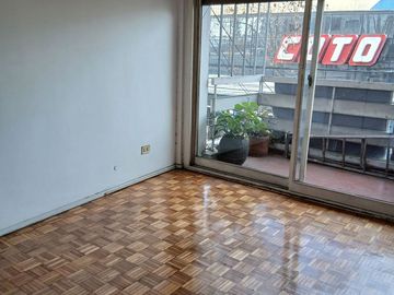 DEPARTAMENTO DE 2 AMBIENTES AL FRENTE CON BALCON EN FLORESTA