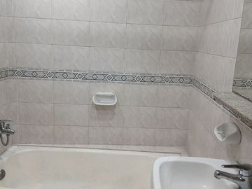 DEPARTAMENTO DE 2 AMBIENTES AL FRENTE CON BALCON EN FLORESTA
