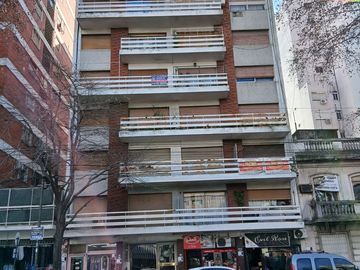 DEPARTAMENTO DE 2 AMBIENTES AL FRENTE CON BALCON EN FLORESTA
