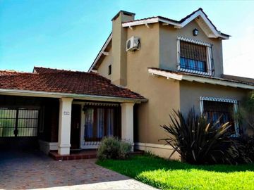 Casa en venta Ituzaingó con quincho y piscina
