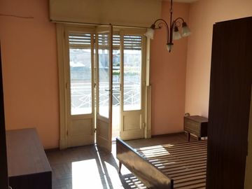 Venta de importante inmueble. Lote de 10 x 35. M2 totales 378. planta baja local grande con departamento de 4 ambientes en la planta alta.