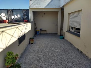 Venta de importante inmueble. Lote de 10 x 35. M2 totales 378. planta baja local grande con departamento de 4 ambientes en la planta alta.