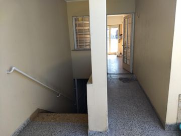 Venta de importante inmueble. Lote de 10 x 35. M2 totales 378. planta baja local grande con departamento de 4 ambientes en la planta alta.
