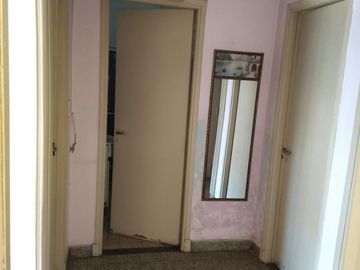 Venta de importante inmueble. Lote de 10 x 35. M2 totales 378. planta baja local grande con departamento de 4 ambientes en la planta alta.