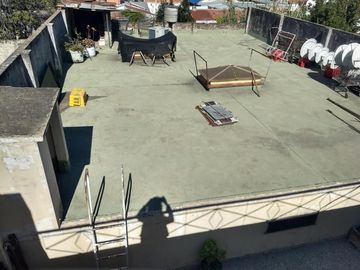 Venta de importante inmueble. Lote de 10 x 35. M2 totales 378. planta baja local grande con departamento de 4 ambientes en la planta alta.