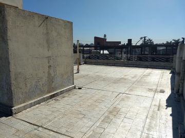Venta de importante inmueble. Lote de 10 x 35. M2 totales 378. planta baja local grande con departamento de 4 ambientes en la planta alta.