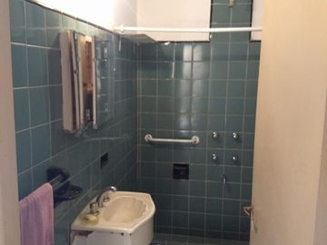 Venta de importante inmueble. Lote de 10 x 35. M2 totales 378. planta baja local grande con departamento de 4 ambientes en la planta alta.
