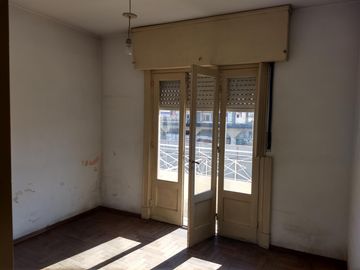 Venta de importante inmueble. Lote de 10 x 35. M2 totales 378. planta baja local grande con departamento de 4 ambientes en la planta alta.