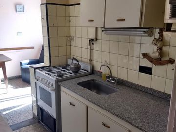 Venta de importante inmueble. Lote de 10 x 35. M2 totales 378. planta baja local grande con departamento de 4 ambientes en la planta alta.