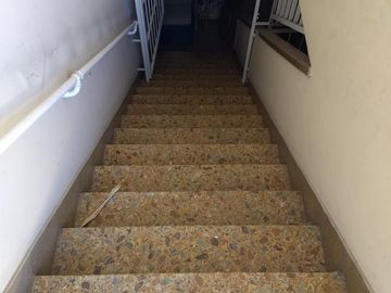 Venta de importante inmueble. Lote de 10 x 35. M2 totales 378. planta baja local grande con departamento de 4 ambientes en la planta alta.
