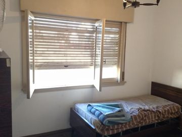 Venta de importante inmueble. Lote de 10 x 35. M2 totales 378. planta baja local grande con departamento de 4 ambientes en la planta alta.