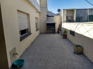 Venta de importante inmueble. Lote de 10 x 35. M2 totales 378. planta baja local grande con departamento de 4 ambientes en la planta alta.