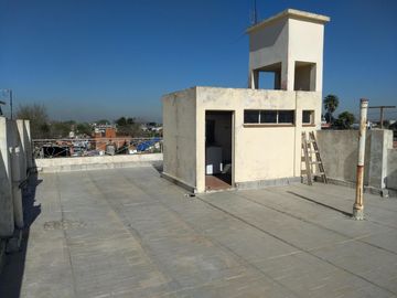 Venta de importante inmueble. Lote de 10 x 35. M2 totales 378. planta baja local grande con departamento de 4 ambientes en la planta alta.