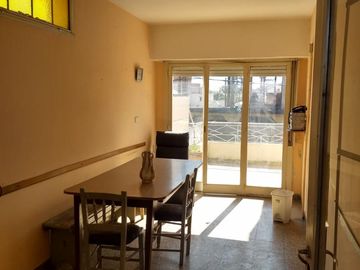 Venta de importante inmueble. Lote de 10 x 35. M2 totales 378. planta baja local grande con departamento de 4 ambientes en la planta alta.