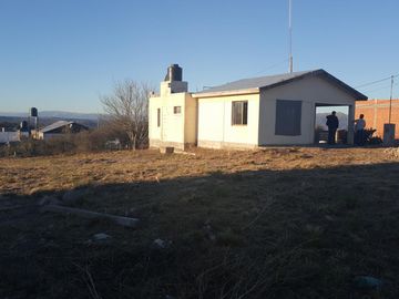 CHALET CON EXCELENTE UBICACION. SOBRE RUTA EMPALME TANTI. VISTA A LA MONTAÑA. LOTE PLANO 1000 METROS APROX. IDEAL PARA COMPLEJO TURISTICO