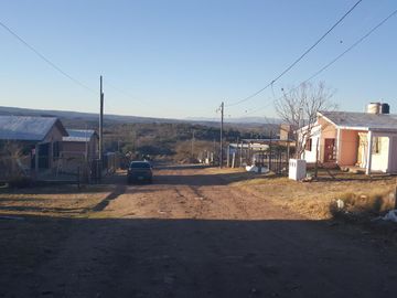 CHALET CON EXCELENTE UBICACION. SOBRE RUTA EMPALME TANTI. VISTA A LA MONTAÑA. LOTE PLANO 1000 METROS APROX. IDEAL PARA COMPLEJO TURISTICO