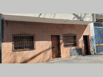 OPORTUNIDAD - PH en PB en Venta en Flores 4 ambientes 2 baños 130 m2 + patio, balcón y terraza con quincho, al frente - Portela 1700