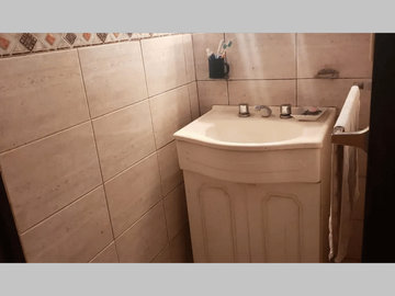 OPORTUNIDAD - PH en PB en Venta en Flores 4 ambientes 2 baños 130 m2 + patio, balcón y terraza con quincho, al frente - Portela 1700