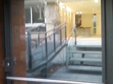 CASTELAR CENTRO: Depto. PB calle con cochera.